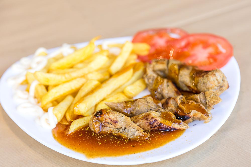 Bermuda-Doener Pommes und Currywurst